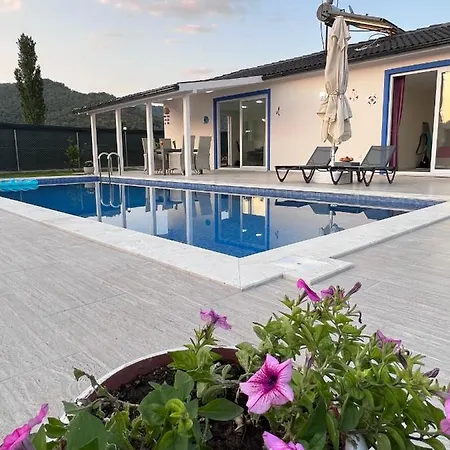 Вилла Cempark Ortaca'da Havuzlu Muestakil Korunakli Ортаджа